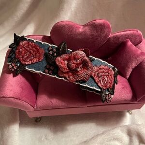 NWOT 3D floral choker